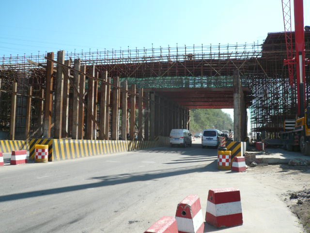 S301项目部四合同羊亭跨线桥上跨302线支架施工