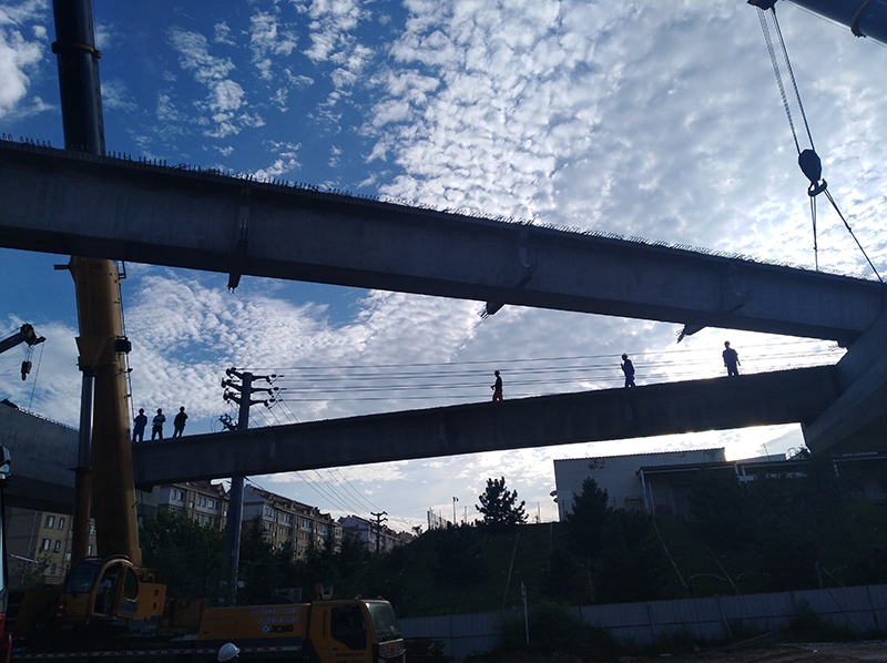S201羊角埠高架桥箱梁吊装施工现场5